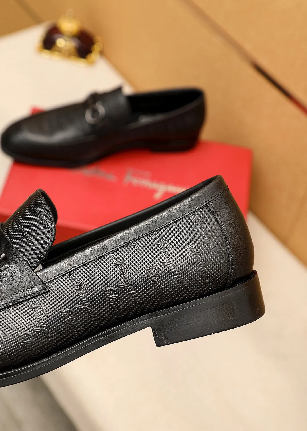 Men's shoes 💰480 💐 Product trademark: Ferragamo "Ferragamo" casual leather shoes Regular size: 38-44 (45.46🉑️customized) Product materials: Selected imported first-layer cowhide embossed upper + luxury hardware buckle, imported water-dyed cowhide leather lining. Strong three-dimensional visual effect, original rubber outsole Color: 1⃣️color optional